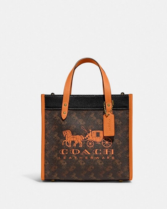 FIELD TOTE 22 WITH HORSE AND CARRIAGE PRINT AND CARRIAGE BADGE