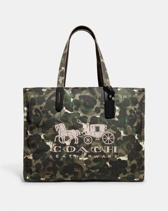TOTE 42 AUS 100 % RECYCELTEM CANVAS MIT CAMOUFLAGE-PRINT UND HORSE AND CARRIAGE