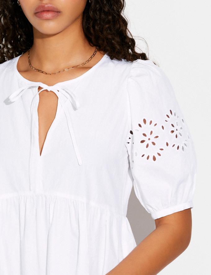 Coach Broderie Anglaise Puff Sleeve Dress in Organic Cotton White.  Autres affichages 3
