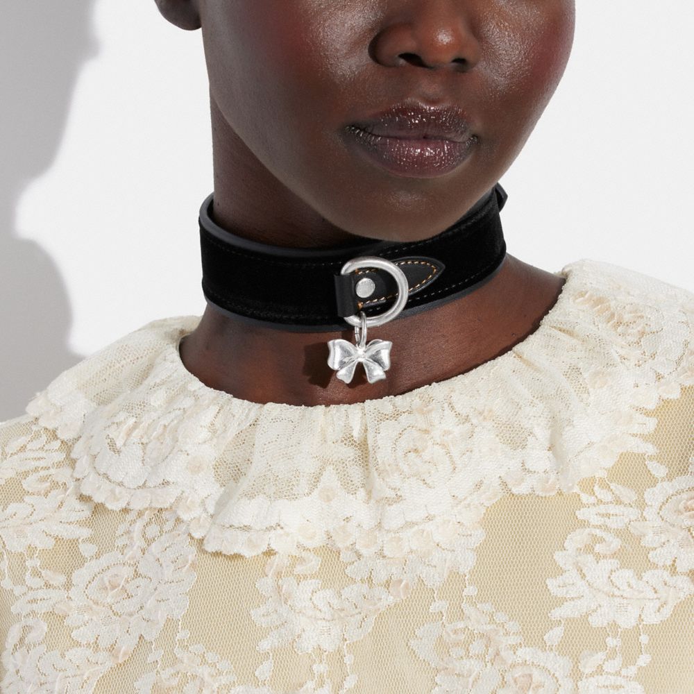 con gargantilla de terciopelo y charm de lazo